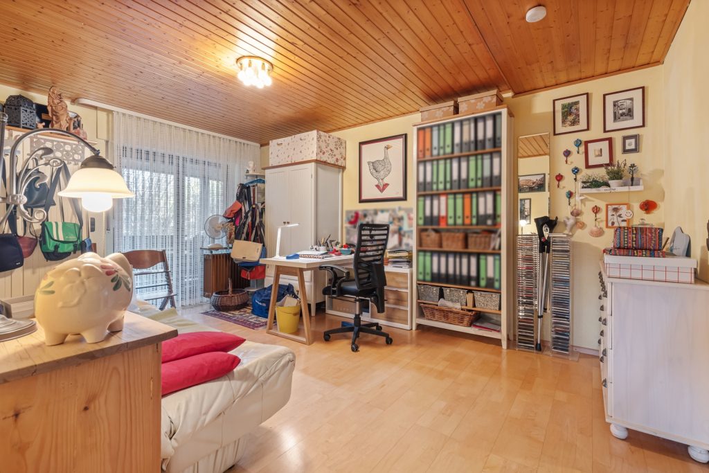 HUST Immobilien GmbH & Co. KG - Immobilienangebot - Karlsruhe / Grünwettersbach - Alle - Großzügiges Einfamilienhaus mit Garten und Gestaltungsmöglichkeiten