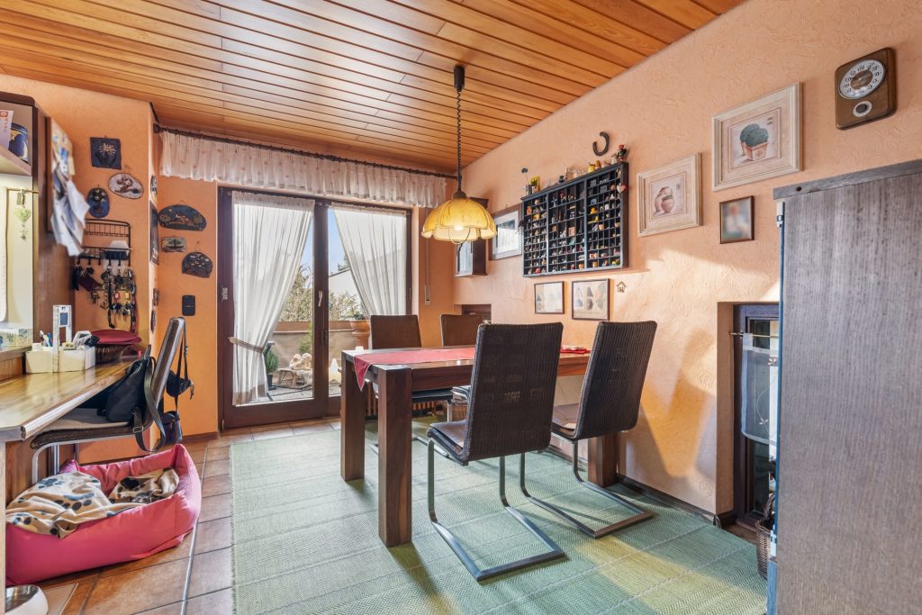 HUST Immobilien GmbH & Co. KG - Immobilienangebot - Karlsruhe / Grünwettersbach - Alle - Großzügiges Einfamilienhaus mit Garten und Gestaltungsmöglichkeiten