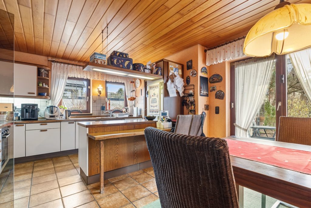HUST Immobilien GmbH & Co. KG - Immobilienangebot - Karlsruhe / Grünwettersbach - Alle - Großzügiges Einfamilienhaus mit Garten und Gestaltungsmöglichkeiten