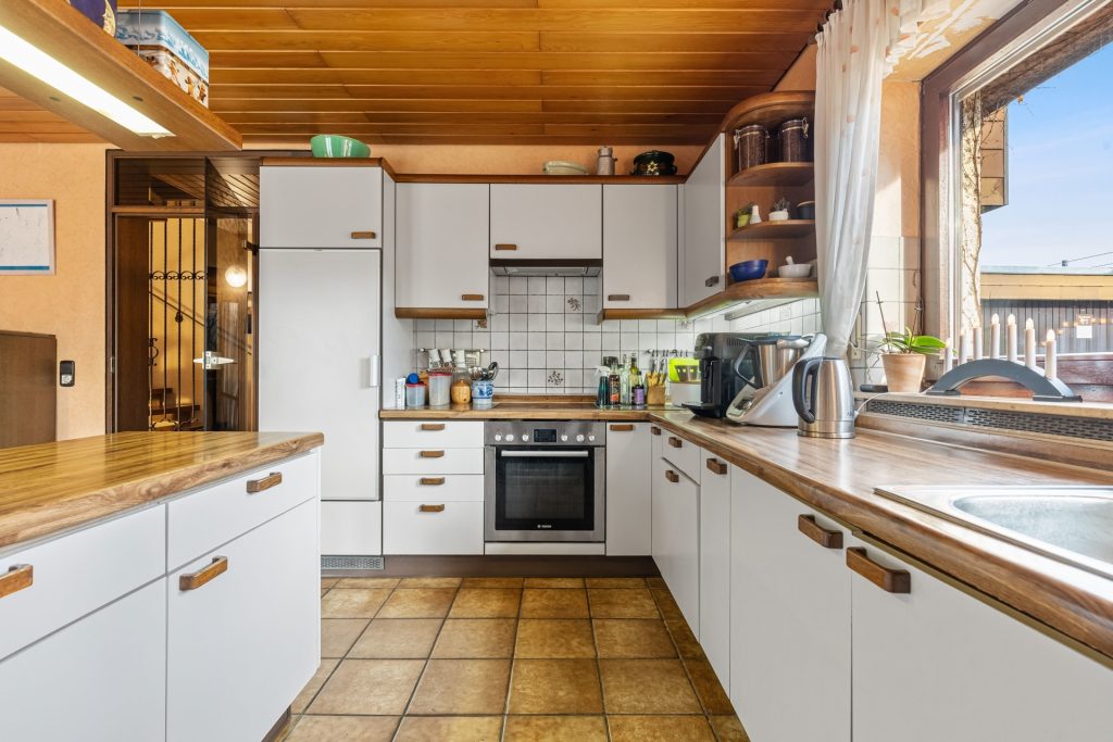 HUST Immobilien GmbH & Co. KG - Immobilienangebot - Karlsruhe / Grünwettersbach - Alle - Großzügiges Einfamilienhaus mit Garten und Gestaltungsmöglichkeiten