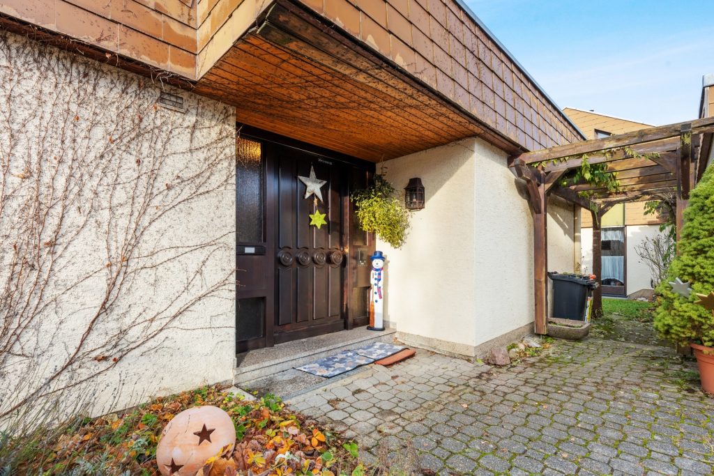 HUST Immobilien GmbH & Co. KG - Immobilienangebot - Karlsruhe / Grünwettersbach - Alle - Großzügiges Einfamilienhaus mit Garten und Gestaltungsmöglichkeiten