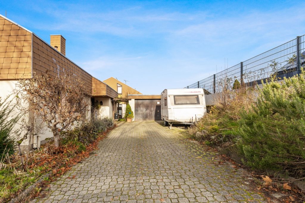 HUST Immobilien GmbH & Co. KG - Immobilienangebot - Karlsruhe / Grünwettersbach - Alle - Großzügiges Einfamilienhaus mit Garten und Gestaltungsmöglichkeiten