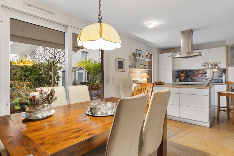 HUST Immobilien GmbH & Co. KG - Immobilienangebot - Ettlingen - Alle - Energieeffiziente Drei-Zimmer-Maisonette-Wohnung mit Garten und KFZ-Stellplatz in Ettlingen