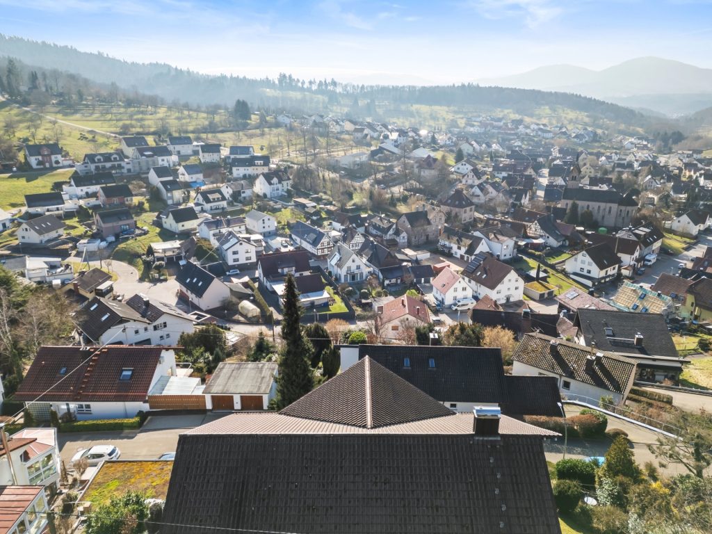 HUST Immobilien GmbH & Co. KG - Immobilienangebot - Gaggenau - Alle - Dreifamilienhaus in Gaggenau - 100% vermietet und mit sensationeller Aussicht