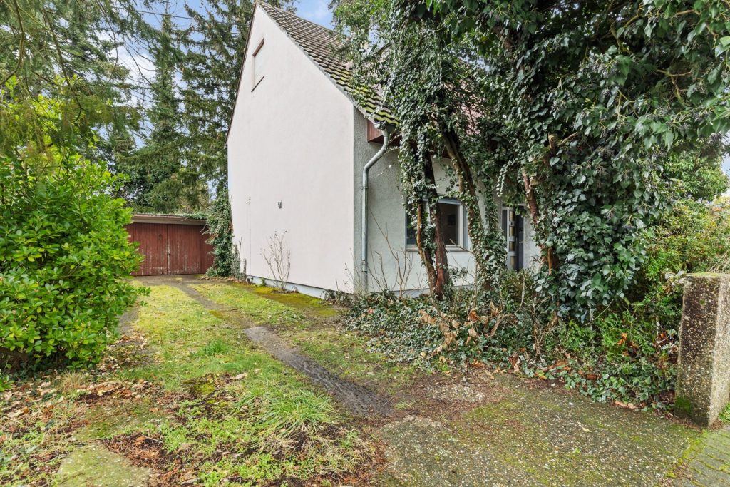 HUST Immobilien GmbH & Co. KG - Immobilienangebot - Karlsruhe - Alle - Rohdiamant mit großem Grundstück in Durlach - Sanierungsbedürftiges Reihenendhaus mit Potenzial