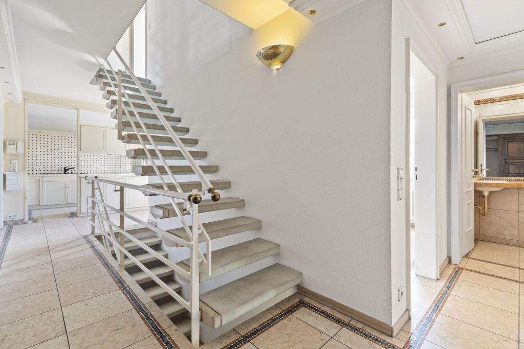 HUST Immobilien GmbH & Co. KG - Immobilienangebot - Karlsruhe - Alle - Großzügiges Einfamilienhaus mit großer Terrasse und Schwimmbad in Weiherfeld