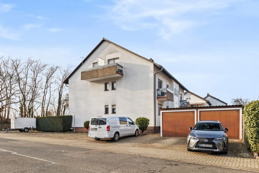 HUST Immobilien GmbH & Co. KG - Immobilienangebot - Karlsruhe / Wolfartsweier - Alle - Kapitalanlage! 10 Wohnungen im Paket in 12- Familienhaus mit Stellplätzen und Garage