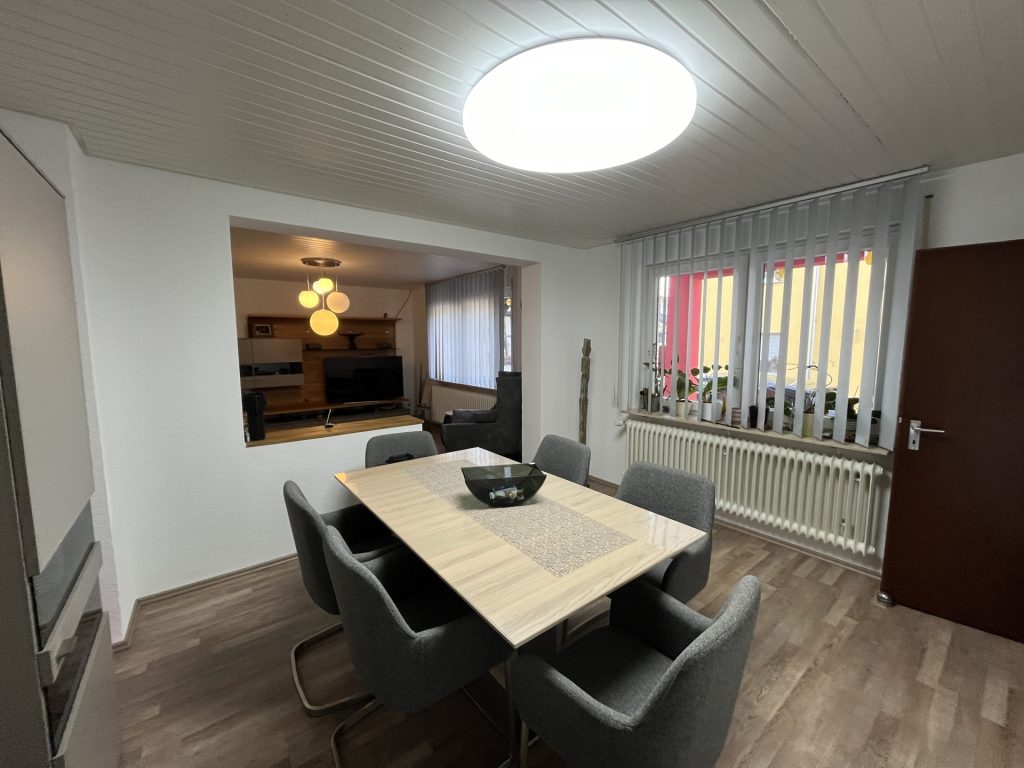 HUST Immobilien GmbH & Co. KG - Immobilienangebot - Rheinstetten / Mörsch - Alle - Zur Miete: Großzügige 4-Zimmer-Maisonette-Wohnung mit Balkon – ab 01.04.2025 verfügbar!