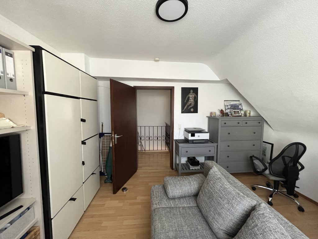 HUST Immobilien GmbH & Co. KG - Immobilienangebot - Rheinstetten / Mörsch - Alle - Zur Miete: Großzügige 4-Zimmer-Maisonette-Wohnung mit Balkon – ab 01.04.2025 verfügbar!