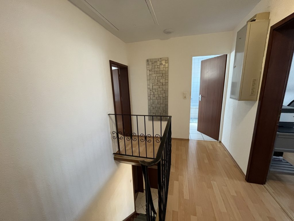 HUST Immobilien GmbH & Co. KG - Immobilienangebot - Rheinstetten / Mörsch - Alle - Zur Miete: Großzügige 4-Zimmer-Maisonette-Wohnung mit Balkon – ab 01.04.2025 verfügbar!
