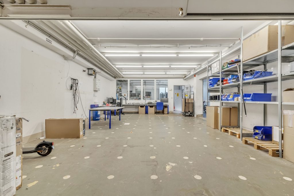 HUST Immobilien GmbH & Co. KG - Immobilienangebot - Karlsruhe - Alle - Vermietete Lagerhalle mit Bürotrakt und guter Anbindung an die BAB - Eigennutzung zeitnahe möglich