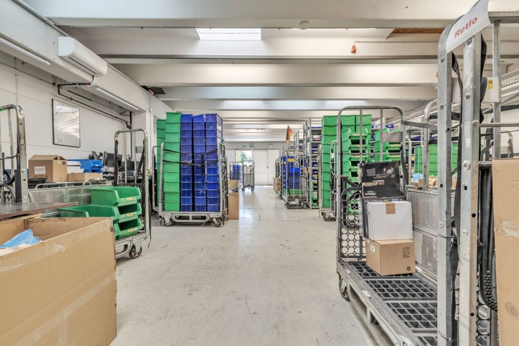 HUST Immobilien GmbH & Co. KG - Immobilienangebot - Karlsruhe - Alle - Vermietete Lagerhalle mit Bürotrakt und guter Anbindung an die BAB - Eigennutzung zeitnahe möglich