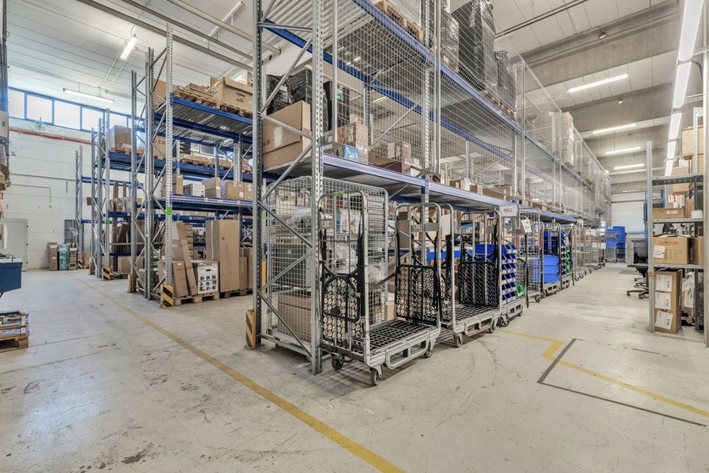 HUST Immobilien GmbH & Co. KG - Immobilienangebot - Karlsruhe - Alle - Vermietete Lagerhalle mit Bürotrakt und guter Anbindung an die BAB - Eigennutzung zeitnahe möglich