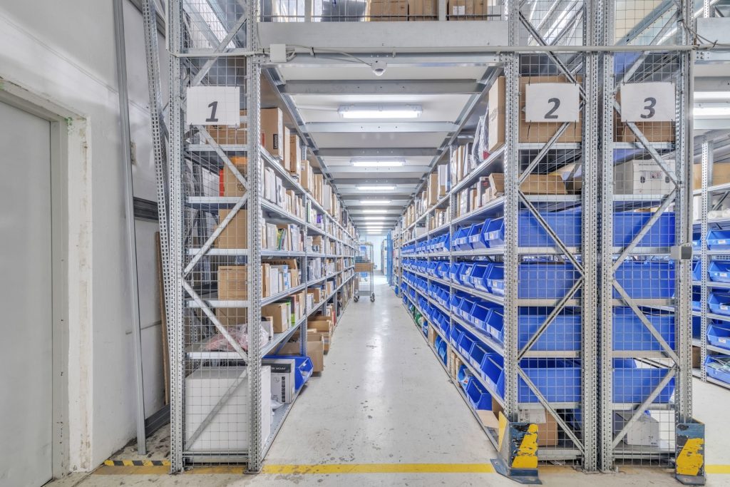 HUST Immobilien GmbH & Co. KG - Immobilienangebot - Karlsruhe - Alle - Vermietete Lagerhalle mit Bürotrakt und guter Anbindung an die BAB - Eigennutzung zeitnahe möglich