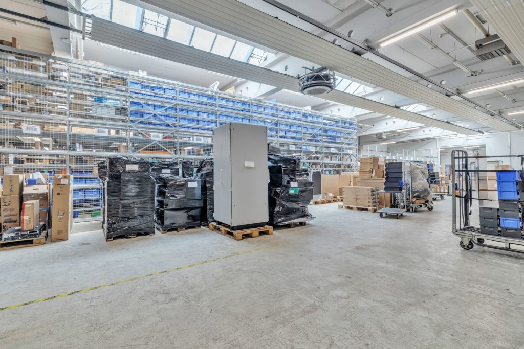 HUST Immobilien GmbH & Co. KG - Immobilienangebot - Karlsruhe - Alle - Vermietete Lagerhalle mit Bürotrakt und guter Anbindung an die BAB - Eigennutzung zeitnahe möglich