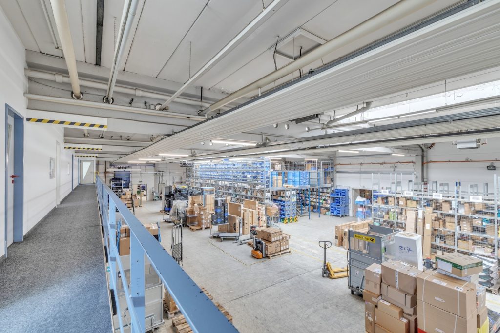 HUST Immobilien GmbH & Co. KG - Immobilienangebot - Karlsruhe - Alle - Vermietete Lagerhalle mit Bürotrakt und guter Anbindung an die BAB - Eigennutzung zeitnahe möglich