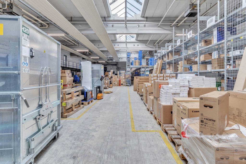 HUST Immobilien GmbH & Co. KG - Immobilienangebot - Karlsruhe - Alle - Vermietete Lagerhalle mit Bürotrakt und guter Anbindung an die BAB - Eigennutzung zeitnahe möglich