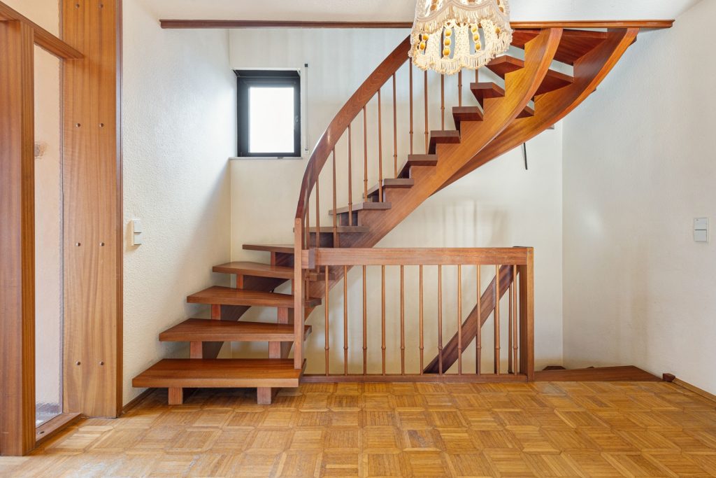 HUST Immobilien GmbH & Co. KG - Immobilienangebot - Waldbronn - Alle - Freistehendes Einfamilienhaus in zweiter Reihe – naturnah, ruhig & voller Möglichkeiten!