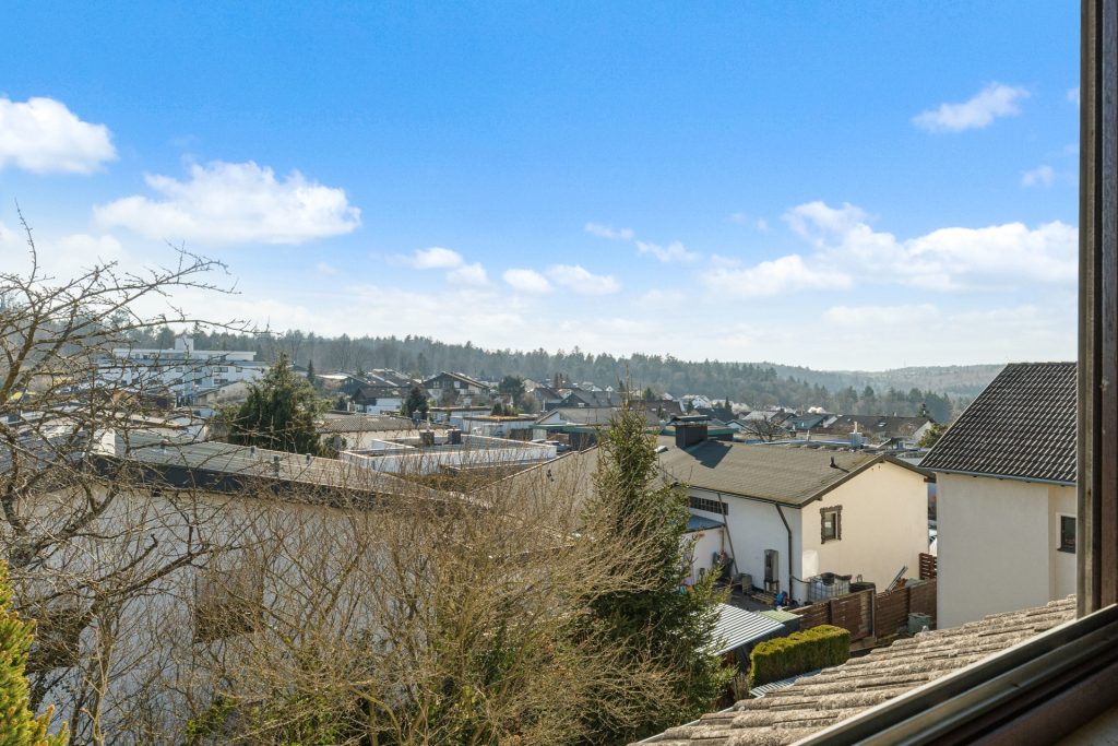 HUST Immobilien GmbH & Co. KG - Immobilienangebot - Waldbronn - Alle - Freistehendes Einfamilienhaus in zweiter Reihe – naturnah, ruhig & voller Möglichkeiten!
