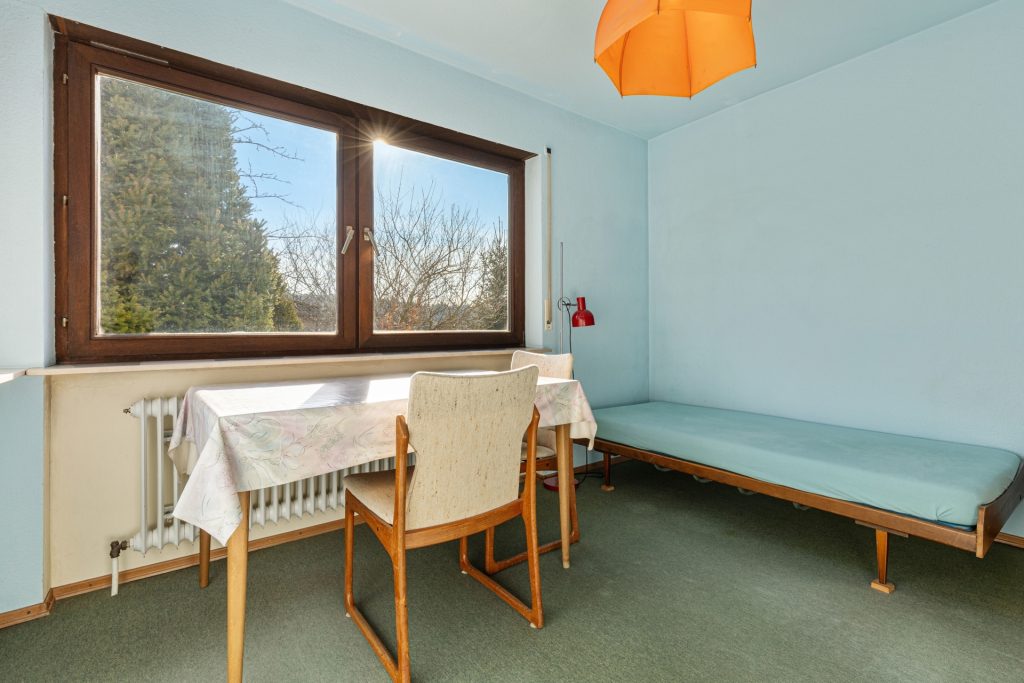 HUST Immobilien GmbH & Co. KG - Immobilienangebot - Waldbronn - Alle - Freistehendes Einfamilienhaus in zweiter Reihe – naturnah, ruhig & voller Möglichkeiten!