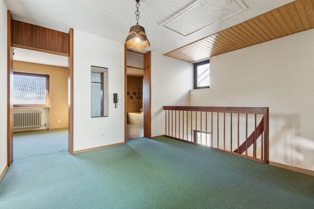 HUST Immobilien GmbH & Co. KG - Immobilienangebot - Waldbronn - Alle - Freistehendes Einfamilienhaus in zweiter Reihe – naturnah, ruhig & voller Möglichkeiten!