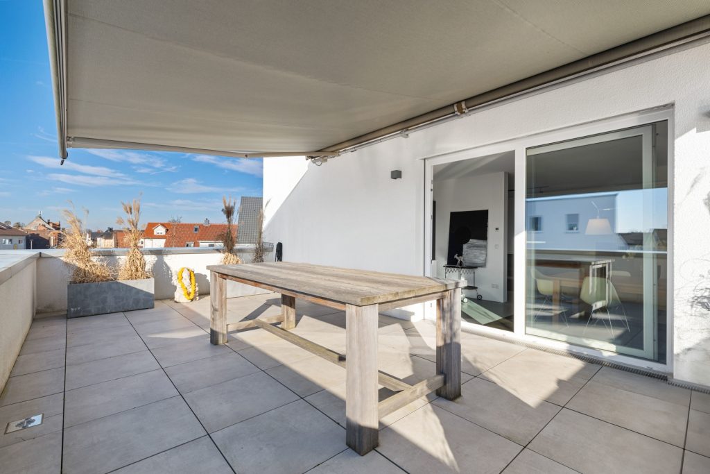 HUST Immobilien GmbH & Co. KG - Immobilienangebot - Bietigheim - Alle - Moderne Penthouse-Wohnung mit Aufzug, zwei Dachterrassen und Carport in Bietigheim