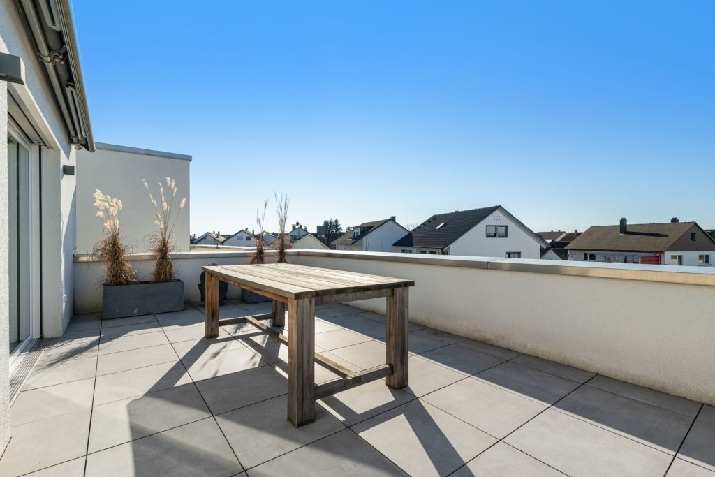 HUST Immobilien GmbH & Co. KG - Immobilienangebot - Bietigheim - Alle - Moderne Penthouse-Wohnung mit Aufzug, zwei Dachterrassen und Carport in Bietigheim