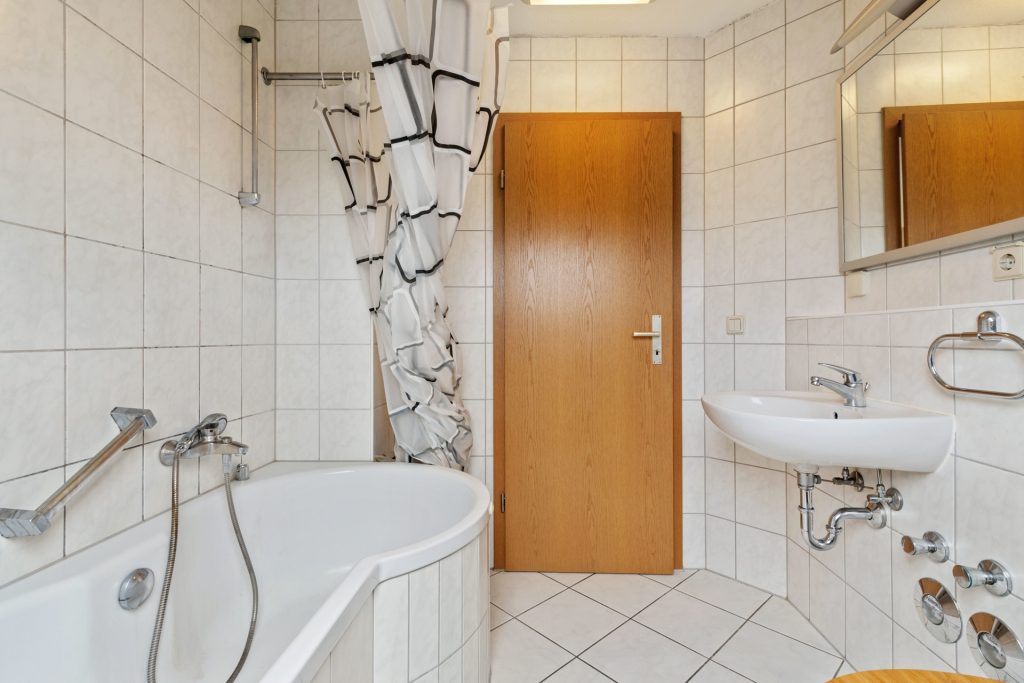 HUST Immobilien GmbH & Co. KG - Immobilienangebot - Bühl - Alle - Helle 3-Zimmer-Dachgeschosswohnung mit Balkon, Dachspeicher und Tiefgaragenstellplatz in Bühl-Vimbuch !