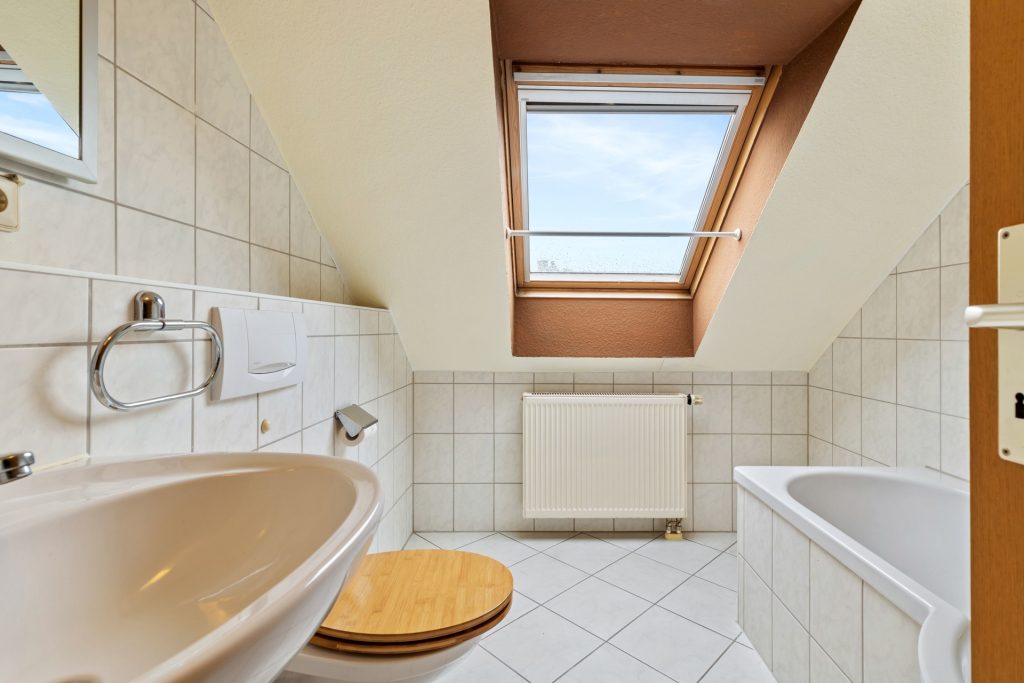 HUST Immobilien GmbH & Co. KG - Immobilienangebot - Bühl - Alle - Helle 3-Zimmer-Dachgeschosswohnung mit Balkon, Dachspeicher und Tiefgaragenstellplatz in Bühl-Vimbuch !