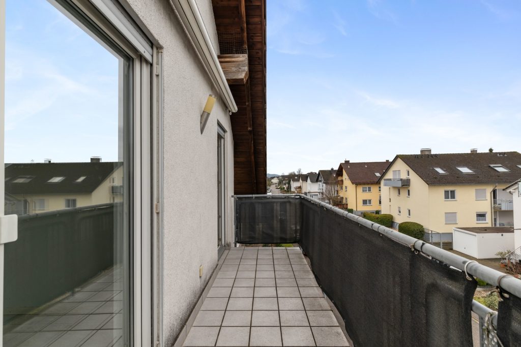 HUST Immobilien GmbH & Co. KG - Immobilienangebot - Bühl - Alle - Helle 3-Zimmer-Dachgeschosswohnung mit Balkon, Dachspeicher und Tiefgaragenstellplatz in Bühl-Vimbuch !
