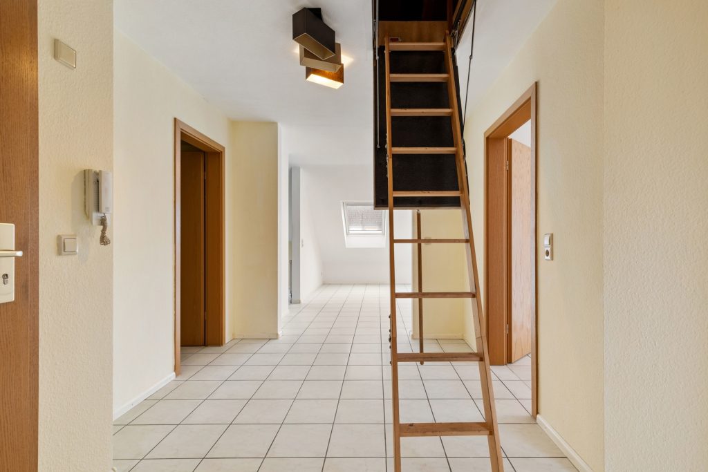 HUST Immobilien GmbH & Co. KG - Immobilienangebot - Bühl - Alle - Helle 3-Zimmer-Dachgeschosswohnung mit Balkon, Dachspeicher und Tiefgaragenstellplatz in Bühl-Vimbuch !