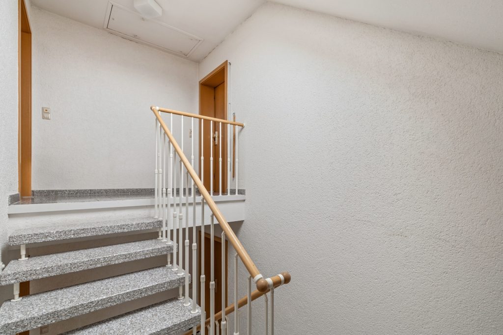 HUST Immobilien GmbH & Co. KG - Immobilienangebot - Bühl - Alle - Helle 3-Zimmer-Dachgeschosswohnung mit Balkon, Dachspeicher und Tiefgaragenstellplatz in Bühl-Vimbuch !