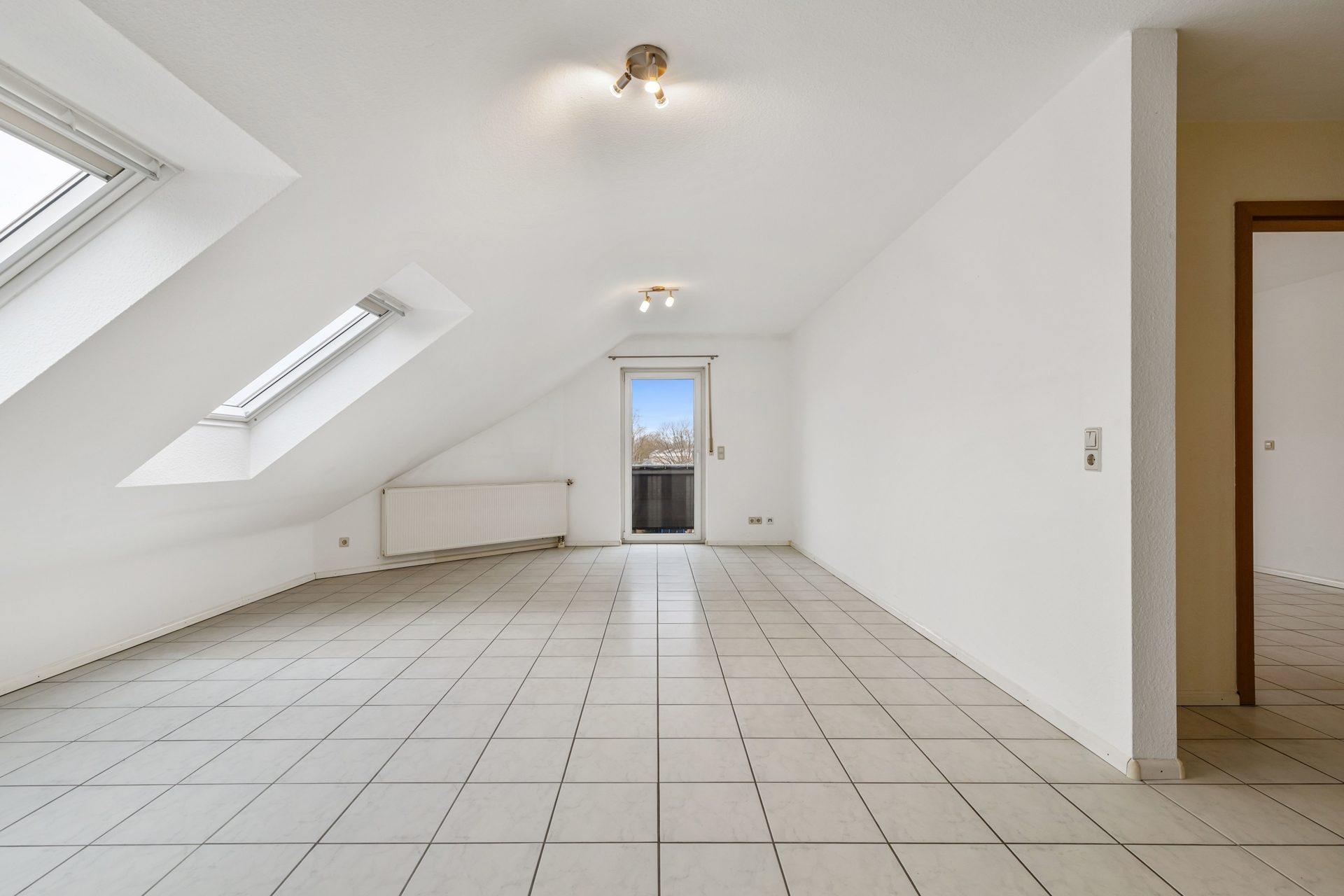 HUST Immobilien GmbH & Co. KG - Immobilienangebot - Bühl - Alle - Helle 3-Zimmer-Dachgeschosswohnung mit Balkon, Dachspeicher und Tiefgaragenstellplatz in Bühl-Vimbuch !
