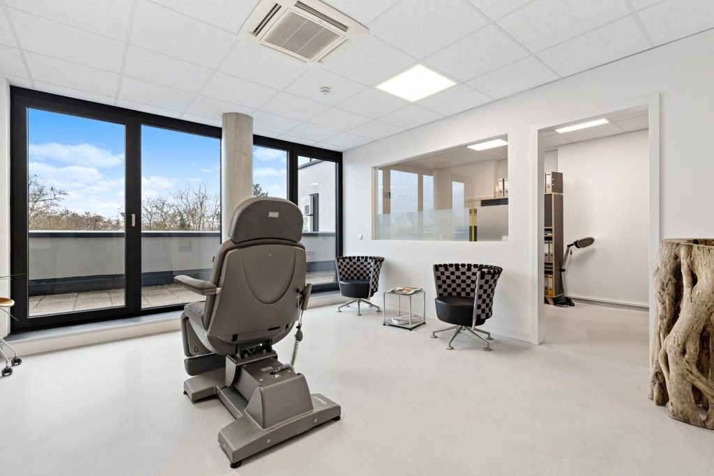 HUST Immobilien GmbH & Co. KG - Immobilienangebot - Eggenstein-Leopoldshafen - Alle - Exklusive Büro- oder Praxisfläche im Penthousestil mit großer Terrasse