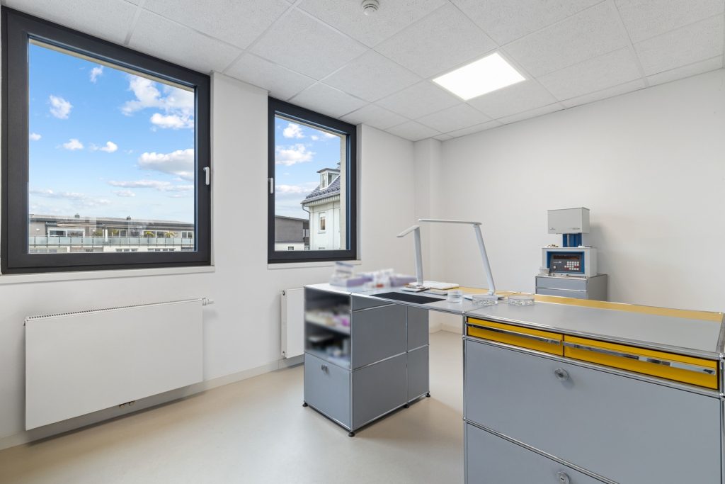 HUST Immobilien GmbH & Co. KG - Immobilienangebot - Eggenstein-Leopoldshafen - Alle - Exklusive Büro- oder Praxisfläche im Penthousestil mit großer Terrasse