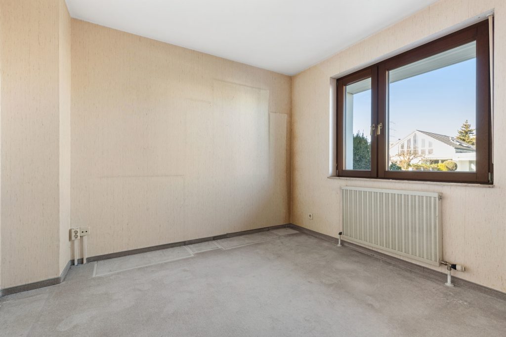 HUST Immobilien GmbH & Co. KG - Immobilienangebot - Eggenstein-Leopoldshafen - Alle - Großzügiger Reihenendhaus-Bungalow mit Garten, Garage und viel Potenzial sucht neue Eigentümer.