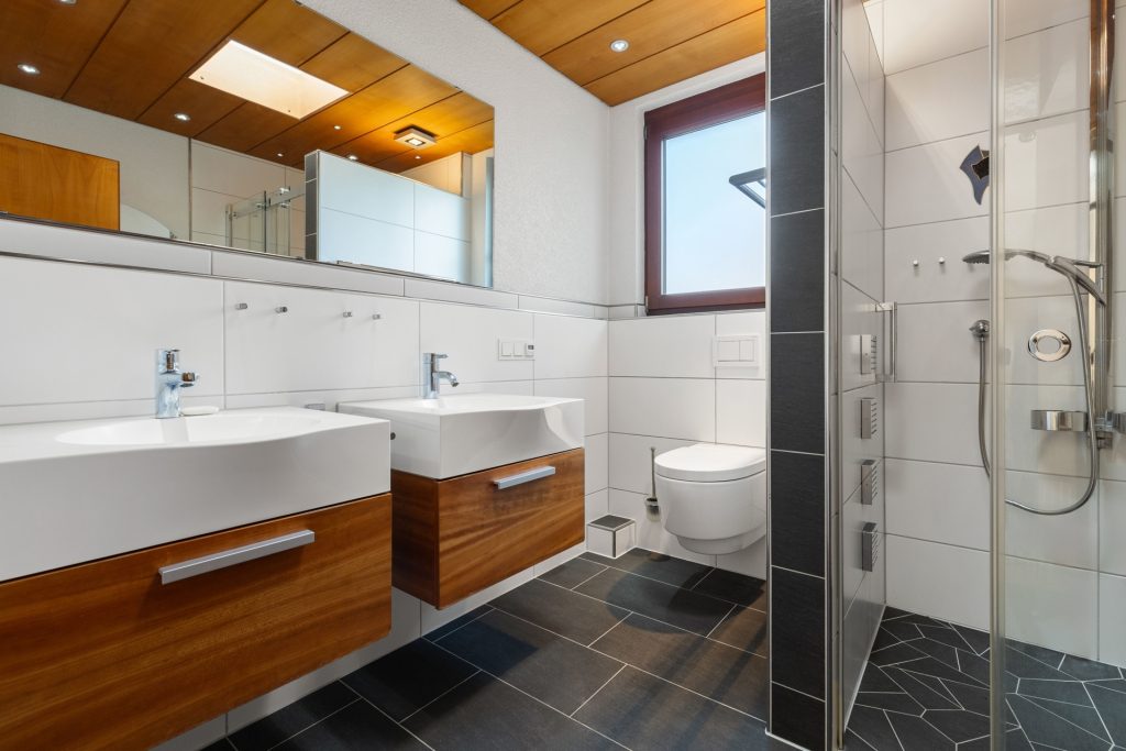 HUST Immobilien GmbH & Co. KG - Immobilienangebot - Eggenstein-Leopoldshafen - Alle - Großzügiger Reihenendhaus-Bungalow mit Garten, Garage und viel Potenzial sucht neue Eigentümer.