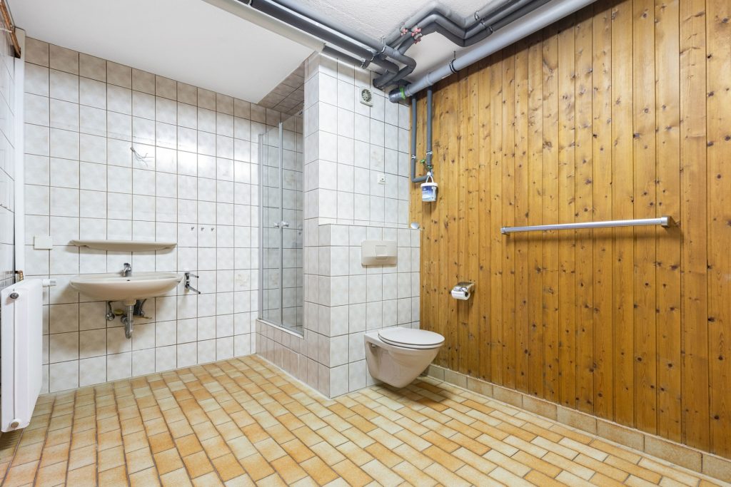 HUST Immobilien GmbH & Co. KG - Immobilienangebot - Eggenstein-Leopoldshafen - Alle - Großzügiger Reihenendhaus-Bungalow mit Garten, Garage und viel Potenzial sucht neue Eigentümer.