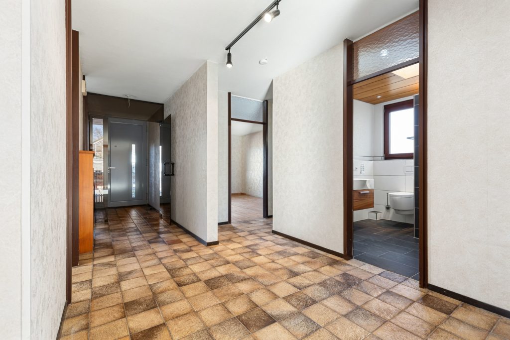 HUST Immobilien GmbH & Co. KG - Immobilienangebot - Eggenstein-Leopoldshafen - Alle - Großzügiger Reihenendhaus-Bungalow mit Garten, Garage und viel Potenzial sucht neue Eigentümer.