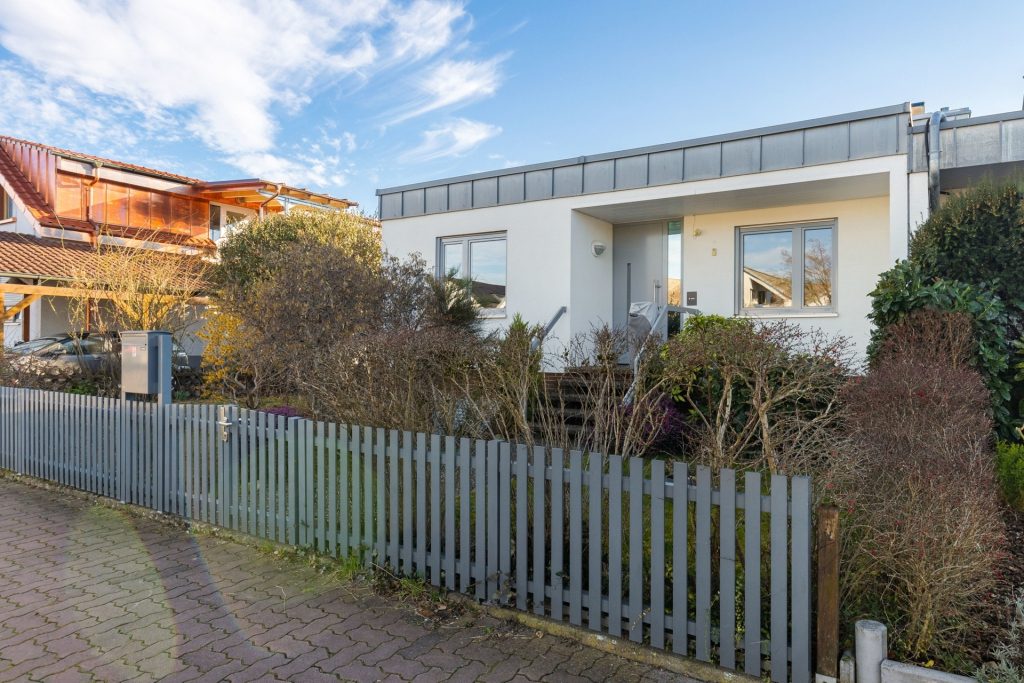 HUST Immobilien GmbH & Co. KG - Immobilienangebot - Eggenstein-Leopoldshafen - Alle - Großzügiger Reihenendhaus-Bungalow mit Garten, Garage und viel Potenzial sucht neue Eigentümer.