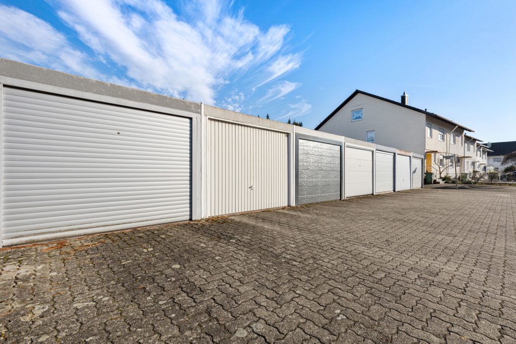 HUST Immobilien GmbH & Co. KG - Immobilienangebot - Eggenstein-Leopoldshafen - Alle - Großzügiger Reihenendhaus-Bungalow mit Garten, Garage und viel Potenzial sucht neue Eigentümer.