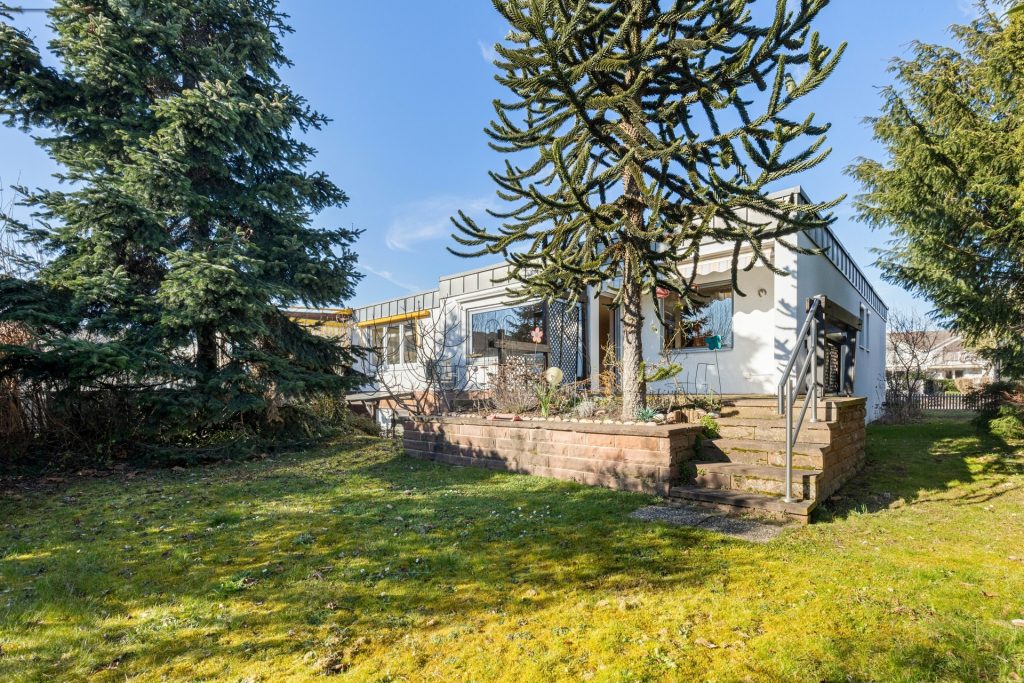 HUST Immobilien GmbH & Co. KG - Immobilienangebot - Eggenstein-Leopoldshafen - Alle - Großzügiger Reihenendhaus-Bungalow mit Garten, Garage und viel Potenzial sucht neue Eigentümer.