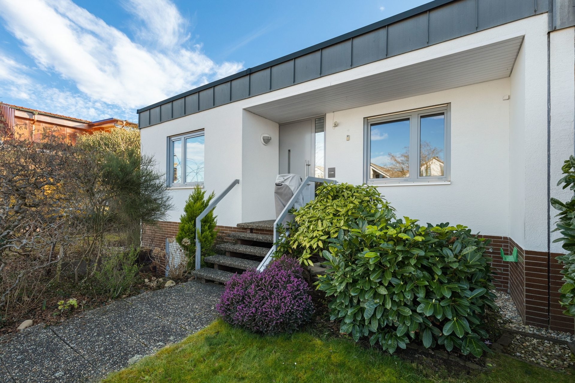 HUST Immobilien GmbH & Co. KG - Immobilienangebot - Eggenstein-Leopoldshafen - Alle - Großzügiger Reihenendhaus-Bungalow mit Garten, Garage und viel Potenzial sucht neue Eigentümer.
