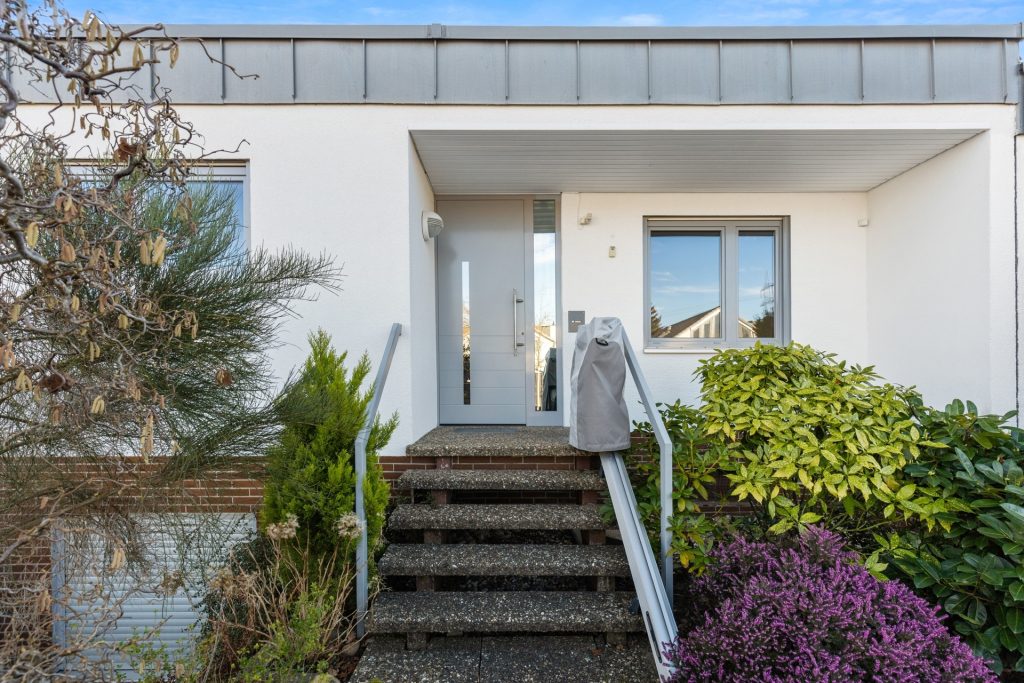 HUST Immobilien GmbH & Co. KG - Immobilienangebot - Eggenstein-Leopoldshafen - Alle - Großzügiger Reihenendhaus-Bungalow mit Garten, Garage und viel Potenzial sucht neue Eigentümer.