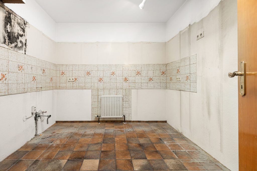HUST Immobilien GmbH & Co. KG - Immobilienangebot - Eggenstein-Leopoldshafen - Alle - Großzügiger Reihenendhaus-Bungalow mit Garten, Garage und viel Potenzial sucht neue Eigentümer.