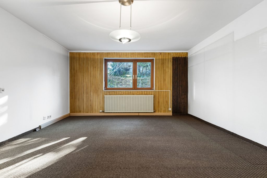 HUST Immobilien GmbH & Co. KG - Immobilienangebot - Eggenstein-Leopoldshafen - Alle - Großzügiger Reihenendhaus-Bungalow mit Garten, Garage und viel Potenzial sucht neue Eigentümer.