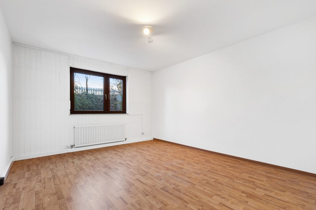 HUST Immobilien GmbH & Co. KG - Immobilienangebot - Eggenstein-Leopoldshafen - Alle - Großzügiger Reihenendhaus-Bungalow mit Garten, Garage und viel Potenzial sucht neue Eigentümer.