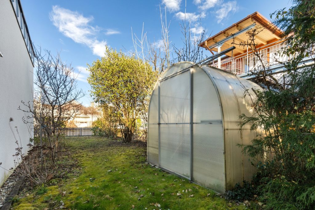 HUST Immobilien GmbH & Co. KG - Immobilienangebot - Eggenstein-Leopoldshafen - Alle - Großzügiger Reihenendhaus-Bungalow mit Garten, Garage und viel Potenzial sucht neue Eigentümer.