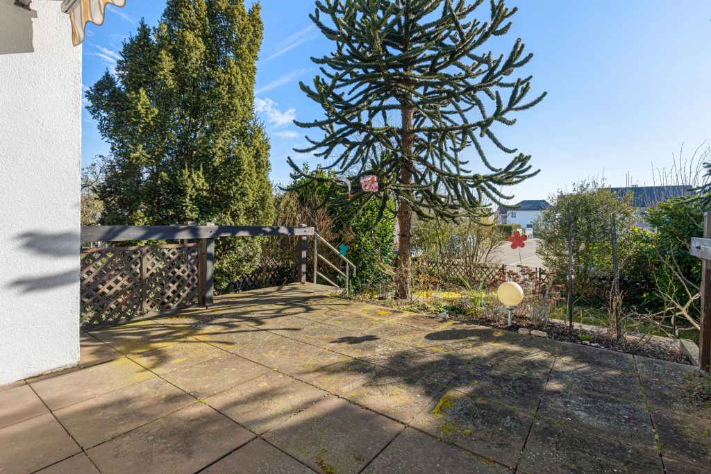 HUST Immobilien GmbH & Co. KG - Immobilienangebot - Eggenstein-Leopoldshafen - Alle - Großzügiger Reihenendhaus-Bungalow mit Garten, Garage und viel Potenzial sucht neue Eigentümer.