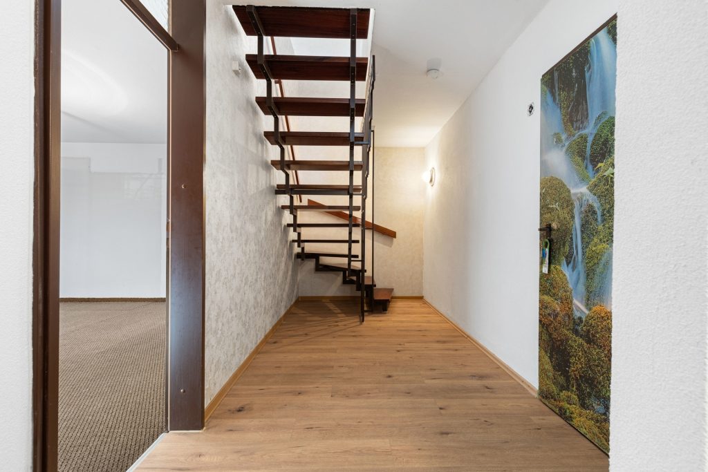 HUST Immobilien GmbH & Co. KG - Immobilienangebot - Eggenstein-Leopoldshafen - Alle - Großzügiger Reihenendhaus-Bungalow mit Garten, Garage und viel Potenzial sucht neue Eigentümer.